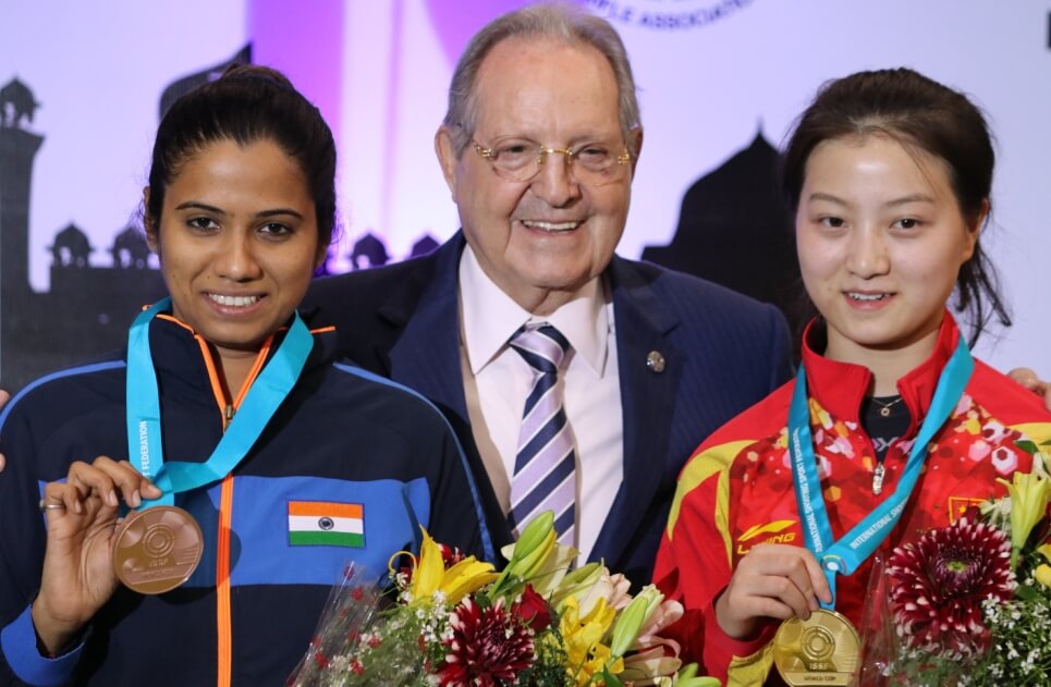 From left: Pooja Ghatkar, ISSF President Olegario Vazquez Rana and China's Shi Mengyao at ISSF World Cup. Photo - indianshooting.com